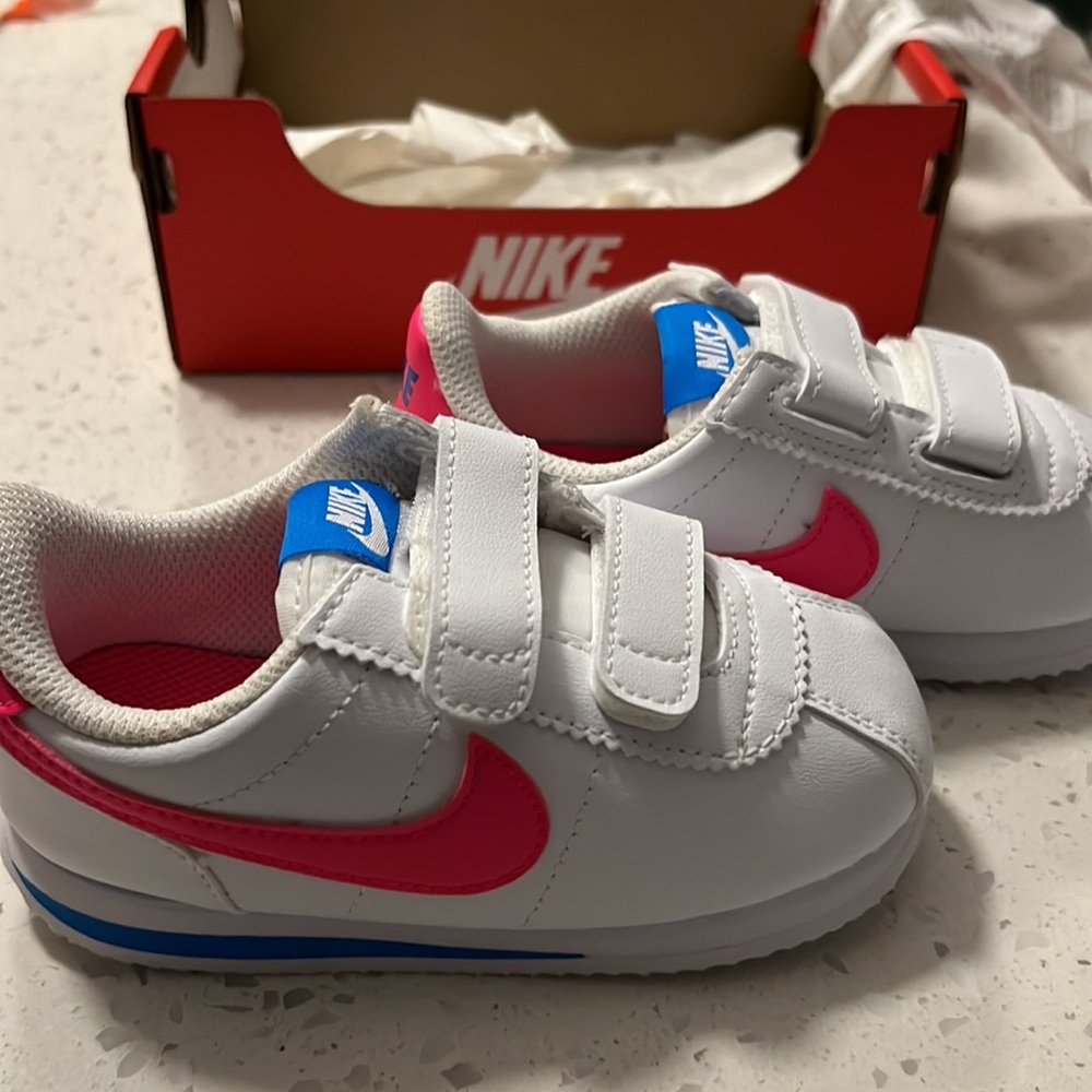 Cortez basic in white with pink nike sign